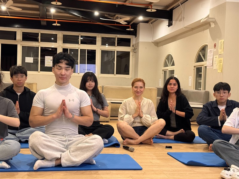 腦袋關機計畫：在瑜珈墊上找回專注力 Pause and Reset: Mindfulness for Busy Minds