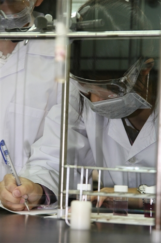 化學系辦營隊 體驗大學從實驗開始