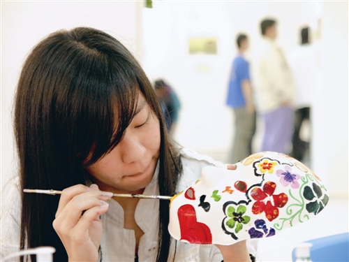 諮輔組主題週 藝術治療、手工教學大受歡迎