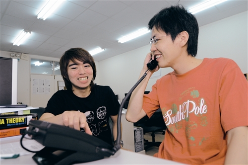 電機系友贈網路電話機 出國省話費