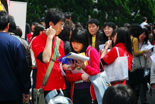 博覽會徵才人潮洶湧 同學自備履歷 廠商讚積極