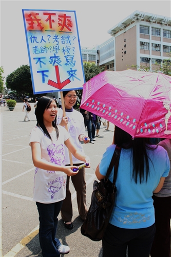 行動藝術校園登場 畫衣吐心聲 同學喊熱！