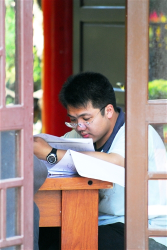 期中赴考　同學心情冷暖大不同