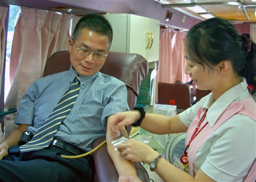 淡江超熱血 6百多人挽袖捐輸