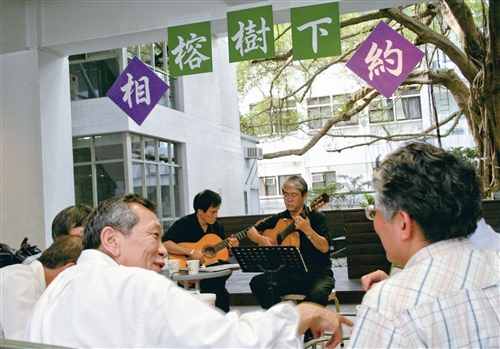 校友餛飩饗客 相約榕樹下香氣四溢