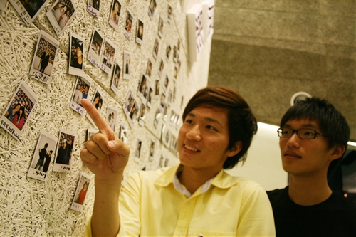 攝影社邀觀眾聯展 師生拍立得貼滿牆