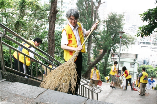 清潔日 師生勤掃街