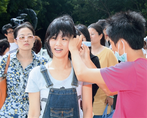 上緊發條全力防疫！ 新生講習量體溫