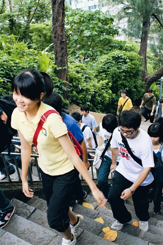 登克難坡 張校長領新生迎向大學生活