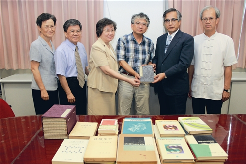 長崎大學贈書促交流
