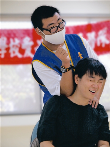 操勞全寫在臉上 老師您辛苦了！