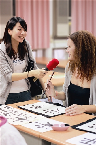 外籍生寫書法 記者驚豔