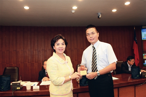 行政會議中，校長室秘書黃文智（右）接受校長張家宜頒獎。（圖／凃嘉翔）