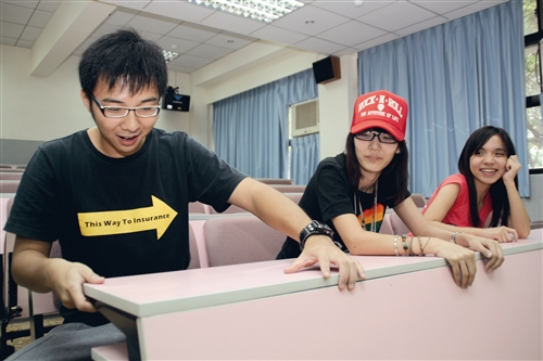 新課桌椅 學生讚：哇 好舒適！