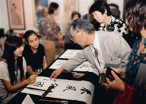 日書畫家觀摩書法教學