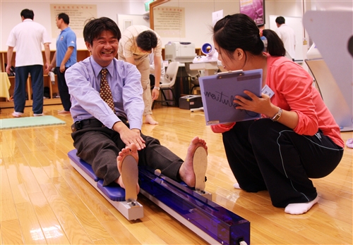 亞洲所所長胡慶山參加體育諮詢，了解體能情況，再選擇適當的運動項目。