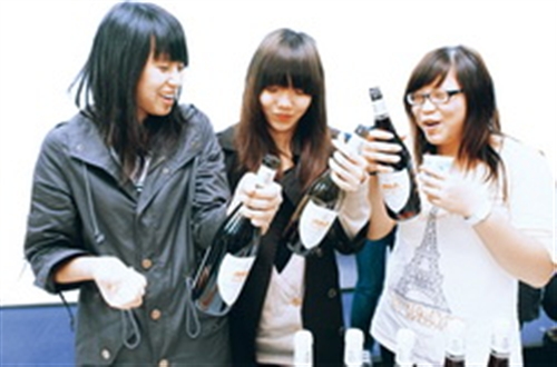 法文系上演鄉村薄酒萊節