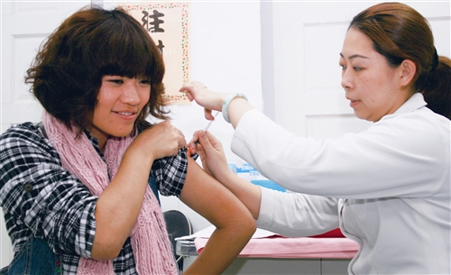 因應「H1N1新型流感疫苗接種計畫」，本校衛生保健組於23、24日為全校教職員工生施打疫苗。圖為學生接種疫苗情形。