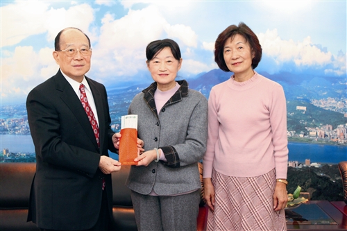 中文系退休教師申時方（右）及其姊姊申時元（中）拜會創辦人張建邦（左），並捐贈百萬設立獎學基金。