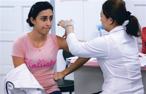 因應「H1N1新型流感疫苗接種計畫」，本校衛生保健組於23、24日為全校教職員工生施打疫苗。圖為學生接種疫苗情形。