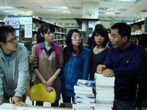 中文系辦理「交通部基隆港務局」及「時報文化出版公司」企業參訪