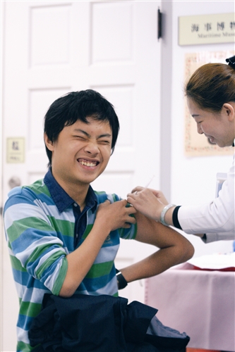 因應「H1N1新型流感疫苗接種計畫」，本校衛生保健組於23、24日為全校教職員工生施打疫苗。圖為學生接種疫苗情形。