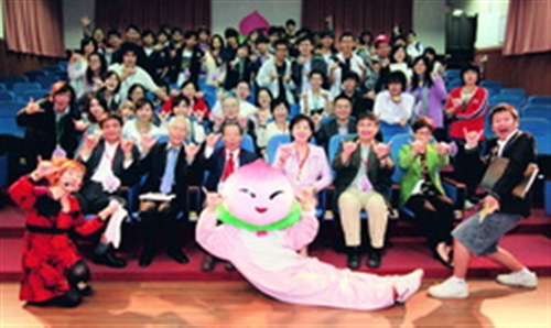 邀壽腰瘦一甲子路燈筆 創意獲獎