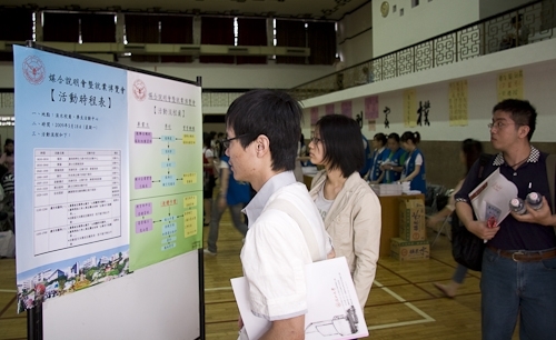 配合教育部「1-1大專畢業生至企業職場實習方案」，本校「媒合說明會暨就業博覽會」安排二百餘家廠商徵才，提供校友、畢業生至職場實習之最佳媒合途徑。