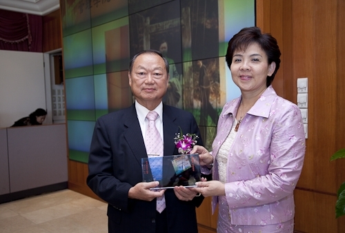 本校舉行97學年度第2學期榮退同仁歡送茶會，感謝榮退同仁將多年青春奉獻給淡江，祝福他們有個寫意的退休生活，身心健康、萬事順利樂如意。