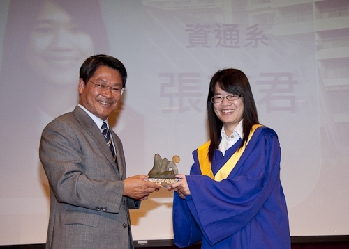 本校蘭陽校園於6日上午舉行第1屆畢業生之畢業典禮，典禮全程以英語進行。畢業生將帶著全球化的宏觀視野和旺盛的企圖心，以及師長的祝福進入職場或繼續深造。