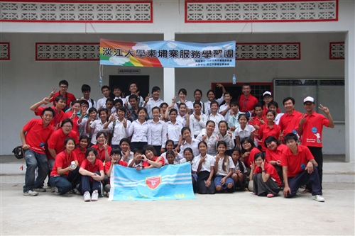 本校柬埔寨海外服務學習團，於7月上旬前往柬埔寨磅針省尊納中學及貢布省蓮花中學，進行為期三梯次教學活動，教導當地中小學學生中文及電腦，順利圓滿完成任務。