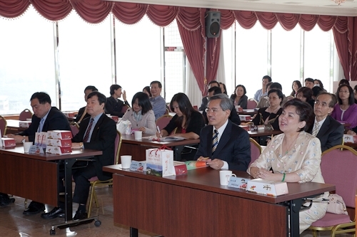 臺北醫學大學一行38人蒞校參訪，張校長家宜和與會人員分享本校榮獲第19屆國家品質獎之申請歷程及推行TQM之成果。