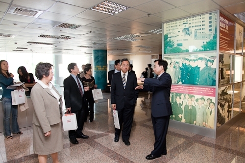 臺北醫學大學一行38人蒞校參訪，張校長家宜和與會人員分享本校榮獲第19屆國家品質獎之申請歷程及推行TQM之成果。