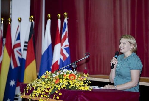 本校98學年度大三學生、研究生暨交換生出國留學授旗典禮，為即將揚帆起航、到實地環境學習多元文化與語言、累積人生經驗的同學們加油打氣，並預祝都能有豐碩的學習成果。