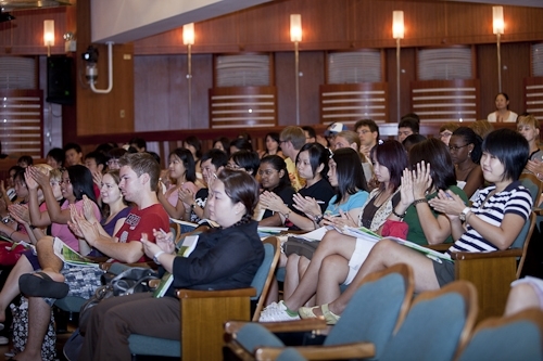 國際交流暨國際教育處舉辦外國學生新生說明會，來自世界各地的交換生與留學生齊聚一堂，聽取相關單位業務說明，及早適應淡江學習生涯。