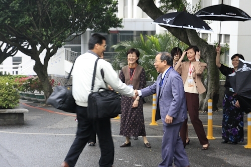 教育部98年度大學校院系所評鑑委員於這兩週蒞校展開實地訪評，校長張家宜期盼各系所全力以赴，締造評鑑佳績。