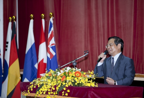 本校98學年度大三學生、研究生暨交換生出國留學授旗典禮，為即將揚帆起航、到實地環境學習多元文化與語言、累積人生經驗的同學們加油打氣，並預祝都能有豐碩的學習成果。