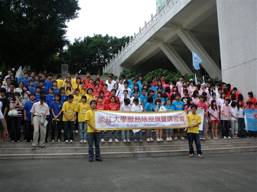 本校「暑假社會服務隊授旗授證典禮」在淡水校園商管大樓B712舉行，校長張家宜親自為「柬埔寨服務學習團」等14個即將出團服務的社團授旗授證，嘉勉他們服務的熱忱。