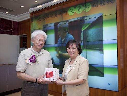 本校舉行97學年度第2學期榮退同仁歡送茶會，感謝榮退同仁將多年青春奉獻給淡江，祝福他們有個寫意的退休生活，身心健康、萬事順利樂如意。