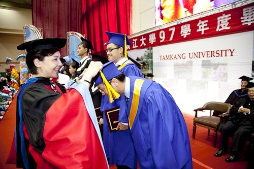 本校97學年度畢業典禮在淡水校園紹謨紀念體育館舉行，校長以「淡江最正‧品質保證」祝願畢業生振翼高飛，鵬程萬里。畢業生帶著師長滿滿的祝福邁向人生另一個重要里程碑。