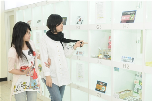 本校淡水校園商管大樓設置的手工創意格子鋪這個屬於小而美的校園微型創業增添校園不少創意空間的魅力。