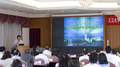 教育部訪視委員於10日上午蒞校進行97年度整體發展獎補助經費執行情形之訪視，張校長針對本校健全的會計管理制度，以及獎補助經費之有效運用，做了充分的說明。