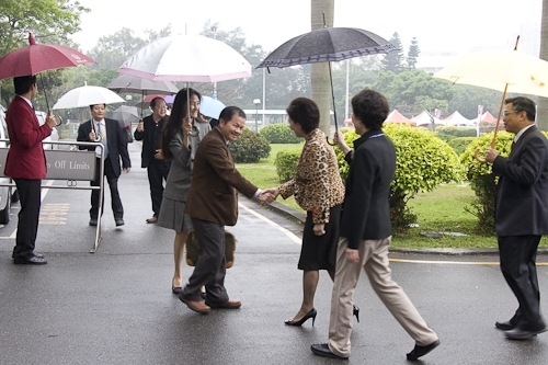 教育部98年度大學校院系所評鑑委員於這兩週蒞校展開實地訪評，校長張家宜期盼各系所全力以赴，締造評鑑佳績。