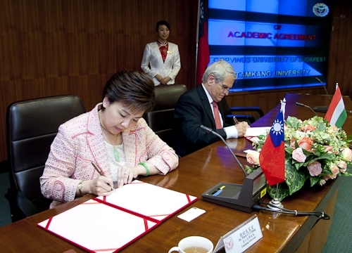 本校與匈牙利科維努思大學（Corvinus University of Budapest）簽訂兩校學術合作交流協議書，科維努思大學成為本校第104個姊妹校，未來兩校將積極進行學術交流，共同培育具國際化競爭力之人才。