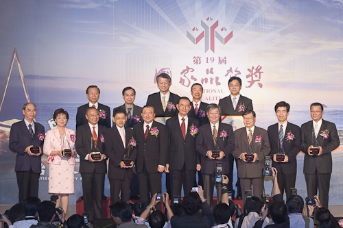 在本校全體教職員工生、校友秉持「持續改善、追求卓越」的精神之下，本校榮獲象徵全面品質管理最高榮譽的第19屆國家品質獎。