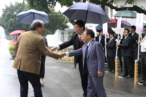 教育部98年度大學校院系所評鑑委員於這兩週蒞校展開實地訪評，校長張家宜期盼各系所全力以赴，締造評鑑佳績。