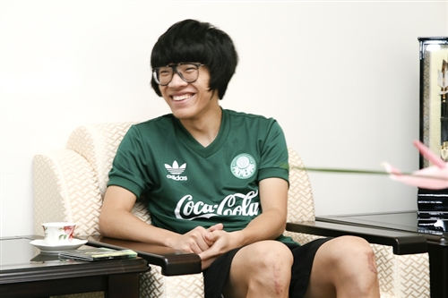 音樂風格獨特、自然的本校西班牙語文學系盧廣仲同學，以專輯「100種生活」勇奪第二十屆金曲獎之「最佳新人」及「最佳作曲」兩項大獎。