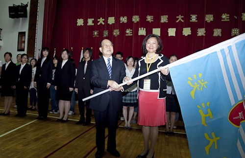 本校98學年度大三學生、研究生暨交換生出國留學授旗典禮，為即將揚帆起航、到實地環境學習多元文化與語言、累積人生經驗的同學們加油打氣，並預祝都能有豐碩的學習成果。