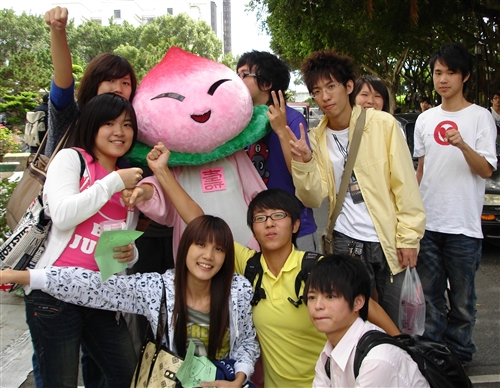 本校文化創意產業中心舉辦2009創意大賽「驚喜創意 聲日快樂 淡大60壽」活動，徵求用創意的點子來ROCK 60歲的豐盈。