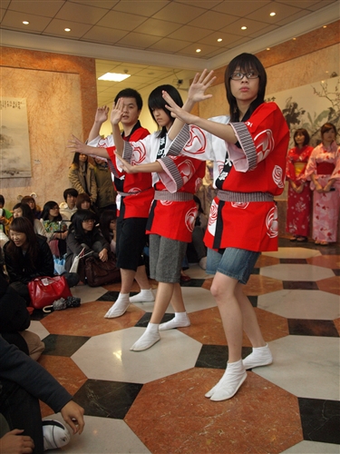 本校日本語文學系在外語大樓前廣場舉行「忘年會」，精采的日本傳統舞蹈「阿波舞表演」及「日本新年文化--搗麻糬大會」，讓全校教職員生提前感受新年氣氛並體驗異國文化。